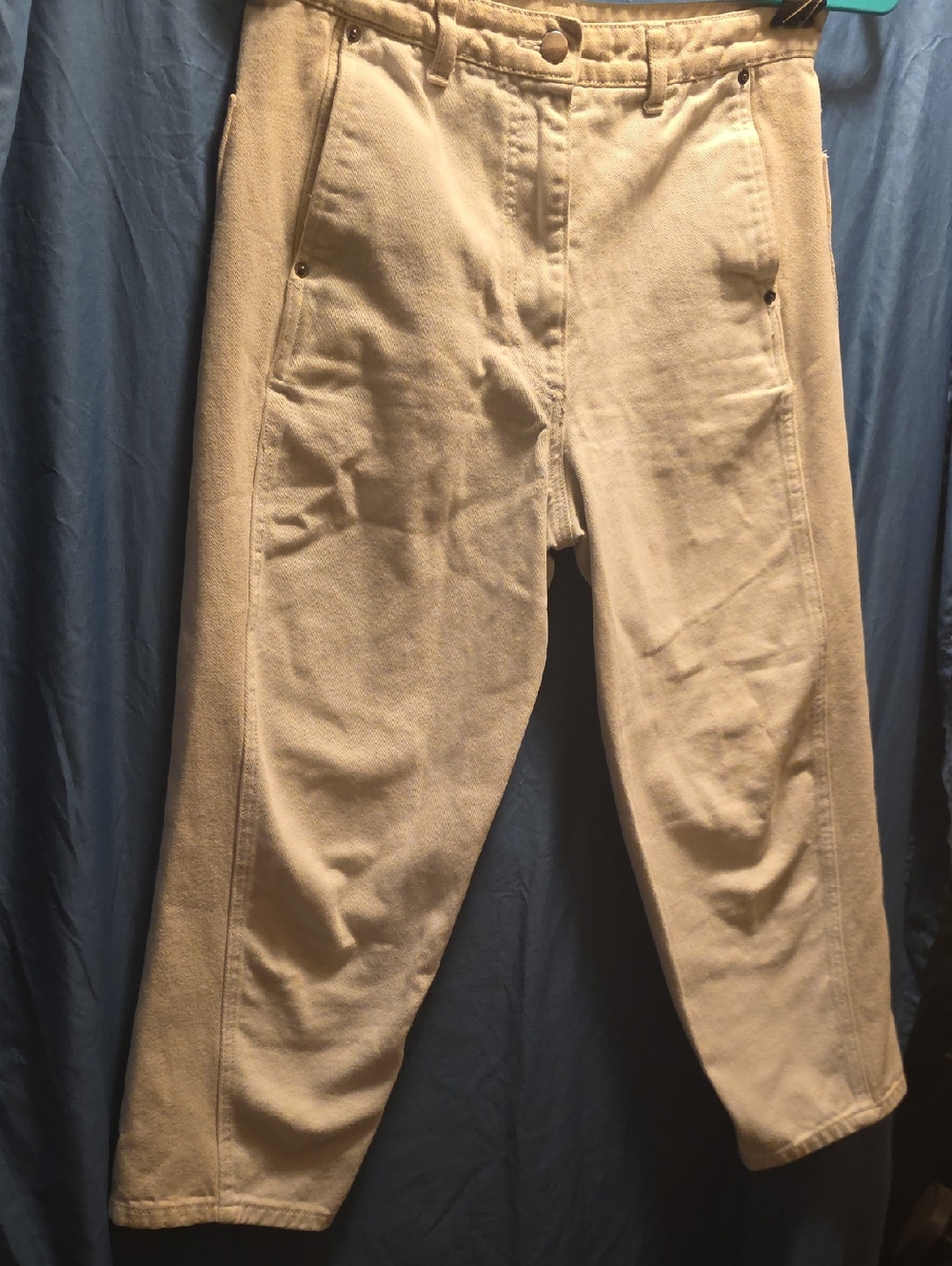 H'S Cabinet Womens White and  Cream Capri Pants